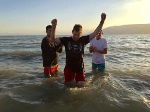 一位Dayspring的父母在Dayspring的以色列实地考察后接受耶稣为他的救主，在加利利海受洗.