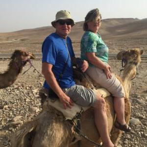 Dr. 迈尔斯, 黎明基督教学校校长, 他和妻子骑着骆驼，向长者讲述耶稣在以色列的生活.